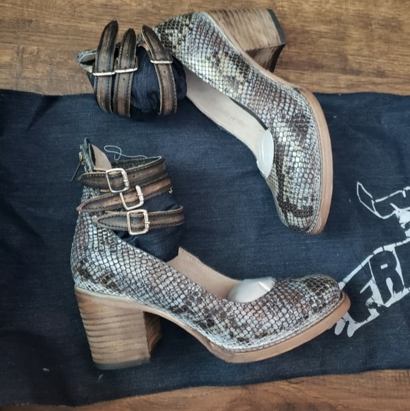 Freebird by Steven Randi blue multi snake NWT sz 7 - Picture 5 of 9